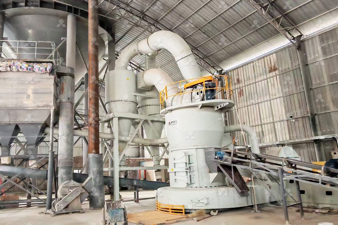 临汾某建工集团搅拌站外景，现代化厂房与料场